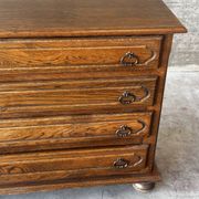 Vintage oak and veneer chest of drawers with 4 drawers.
