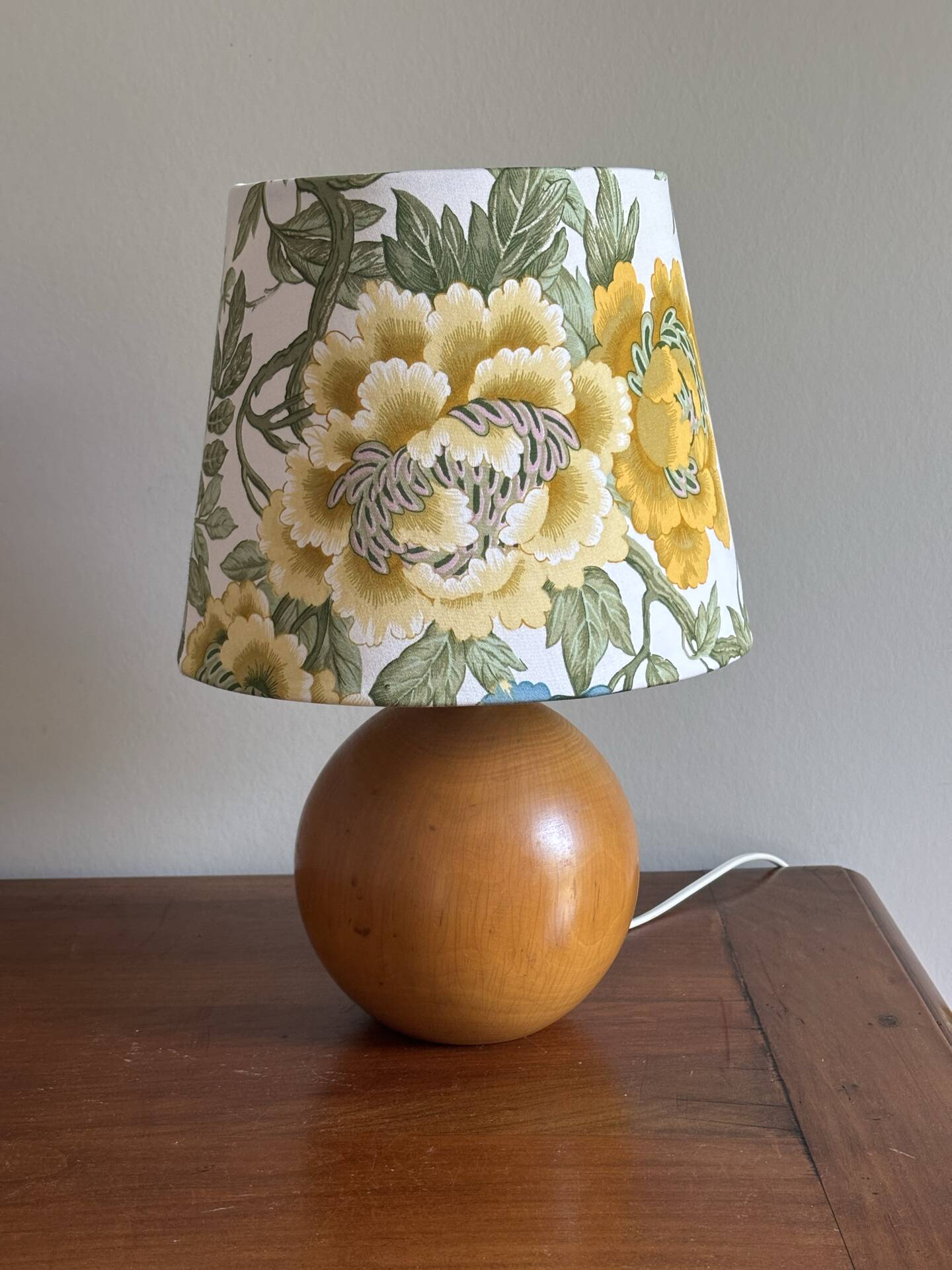Wooden ball lamp