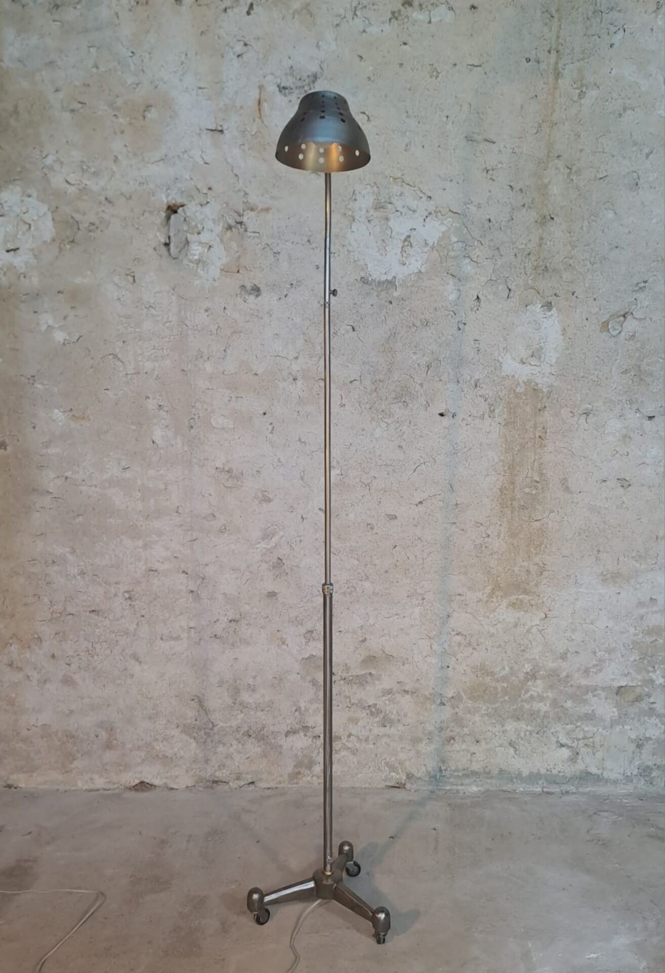 Lampadaire tripode industriel IDEAL Atomlux,  France 1950