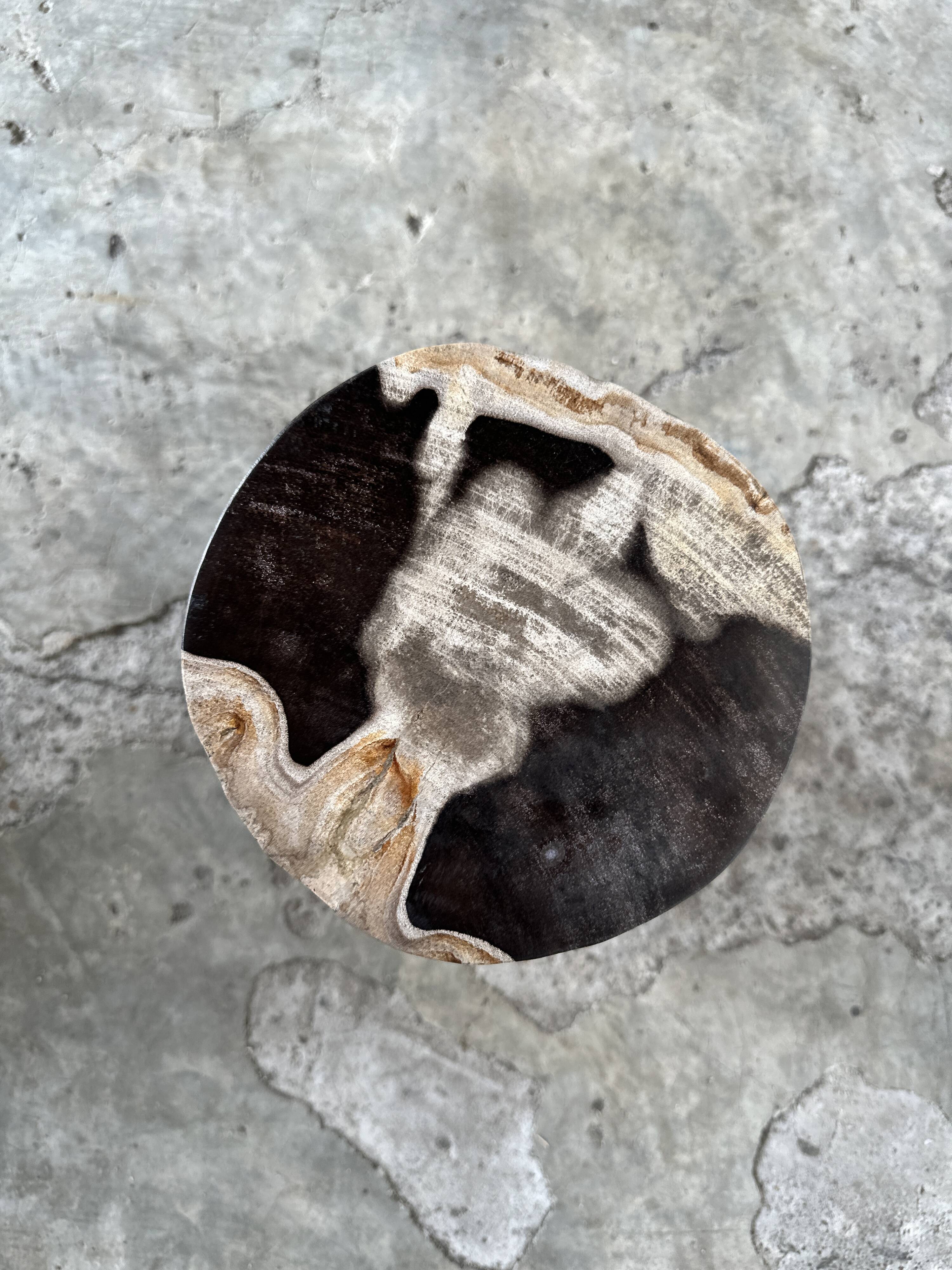 Small black, white and gray petrified wood side table H28cm D:18.5