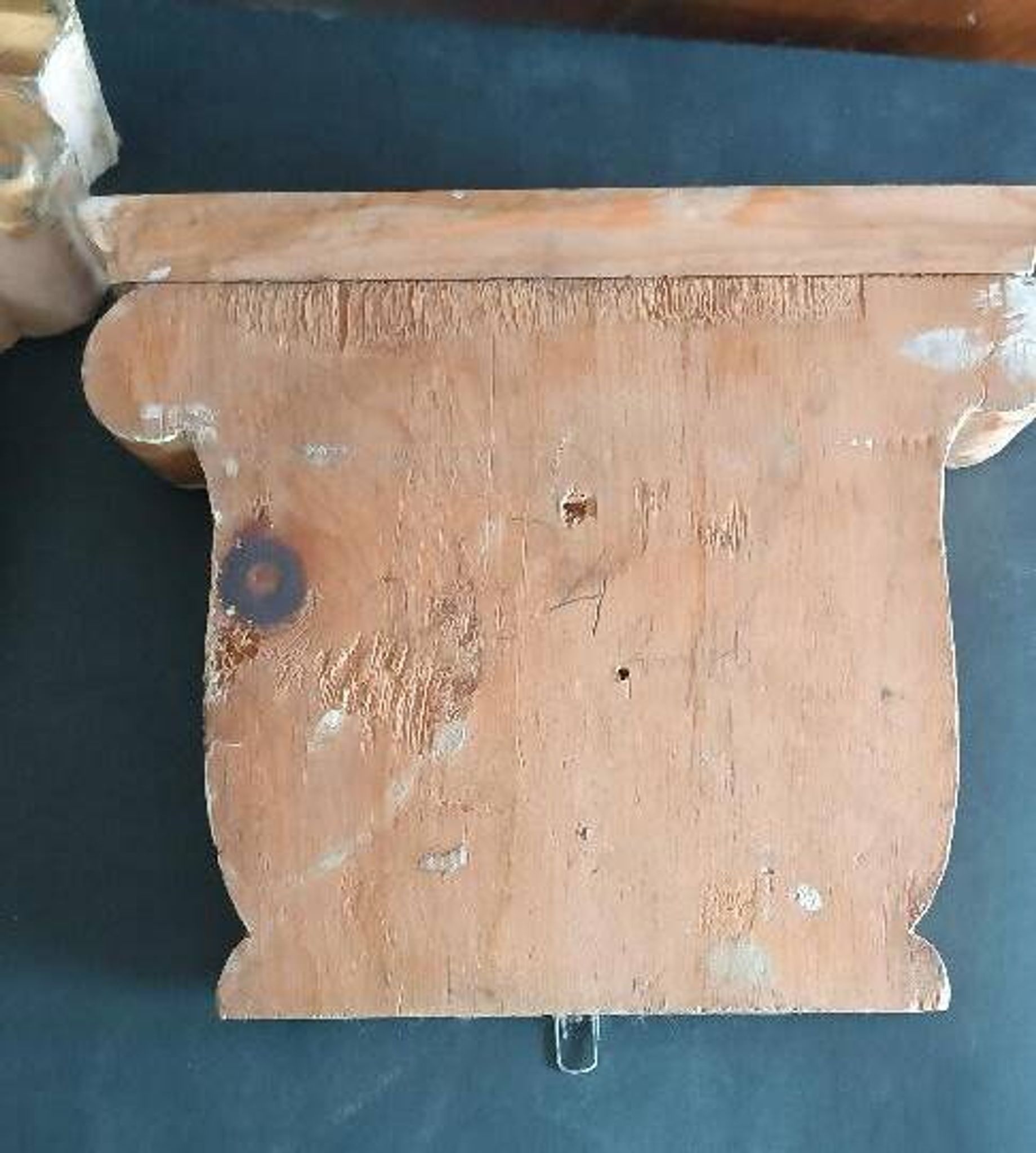 Paire d'anciennes frises en bois sculpté et doré