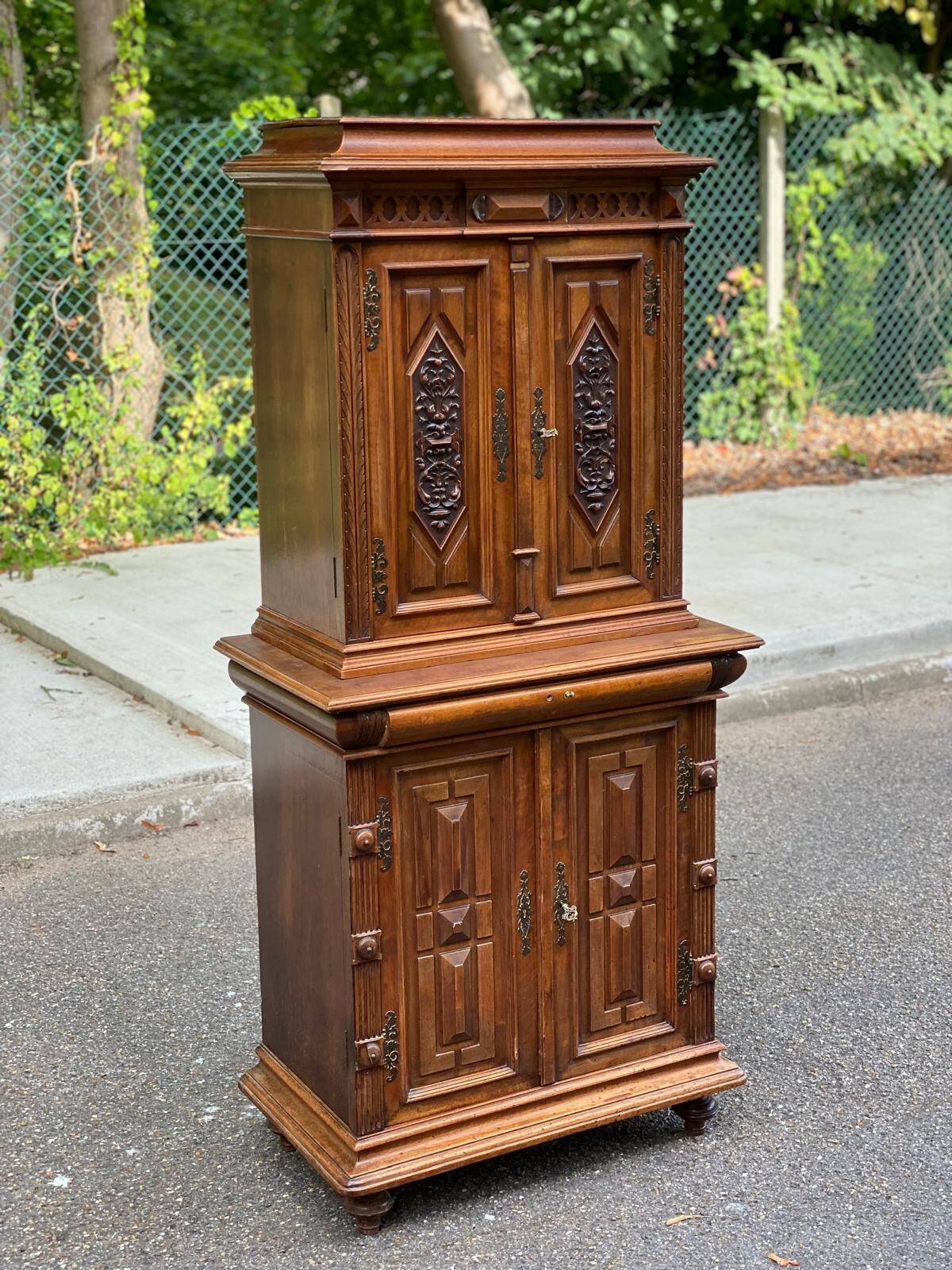 Renaissance sideboard with recess, 17th century, in carved walnut, 177cm