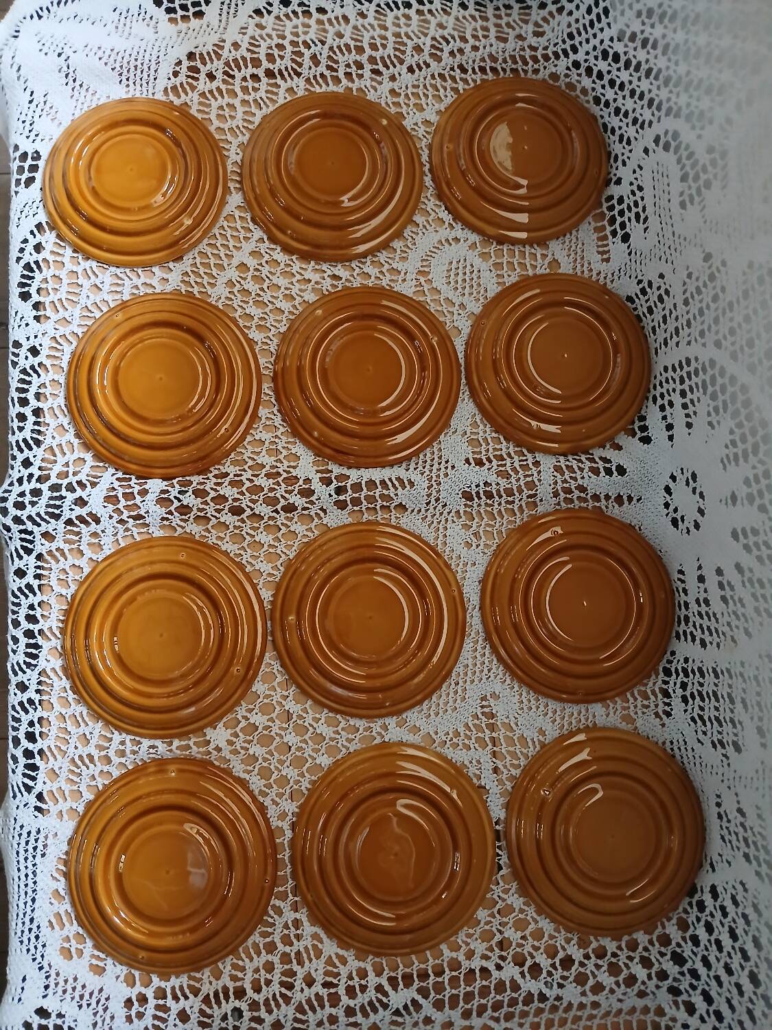 12 tasses à café anciennes avec soucoupes