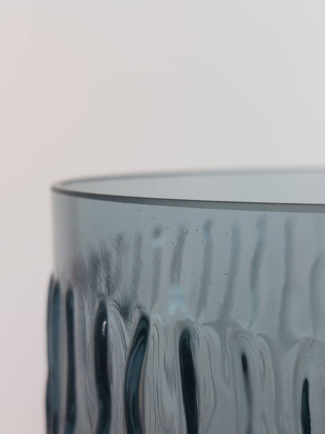 Vase vintage en verre pressé gris-bleu à décor ondulé