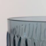 Vase vintage en verre pressé gris-bleu à décor ondulé