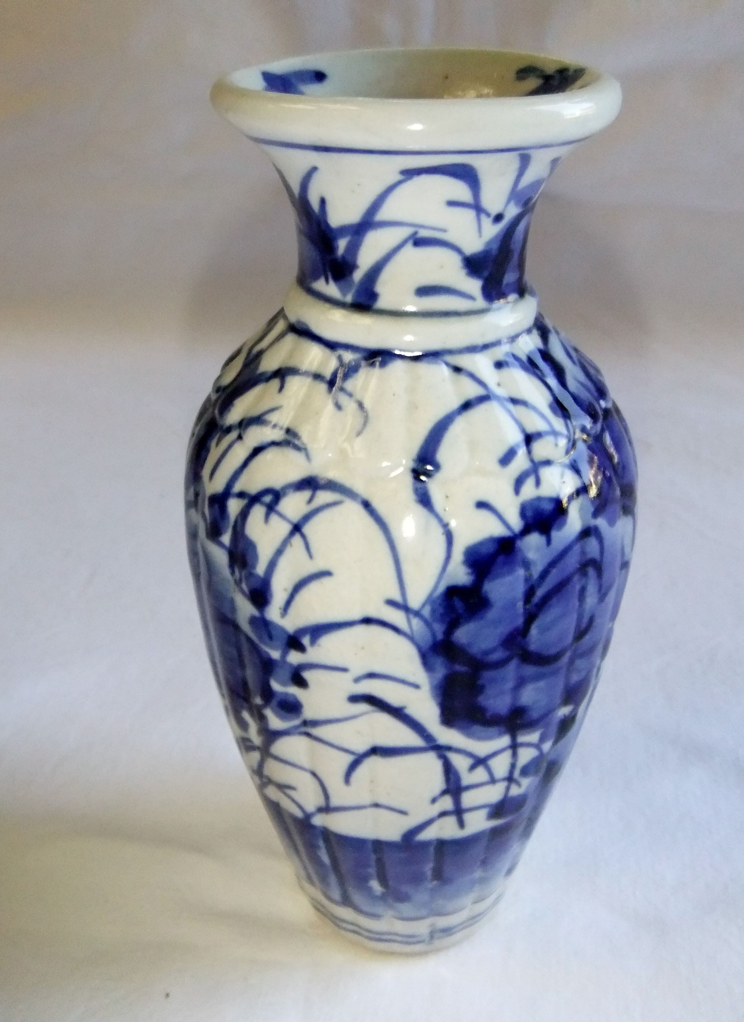 Vase chinois ancien céramique décor de fleurs blanc bleu