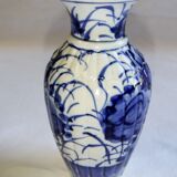 Vase chinois ancien céramique décor de fleurs blanc bleu