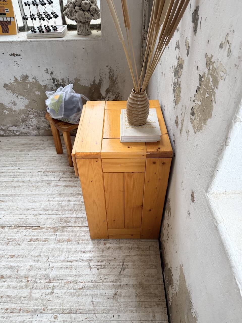 Chevet sélectionné par Charlotte Perriand pour Les Arcs