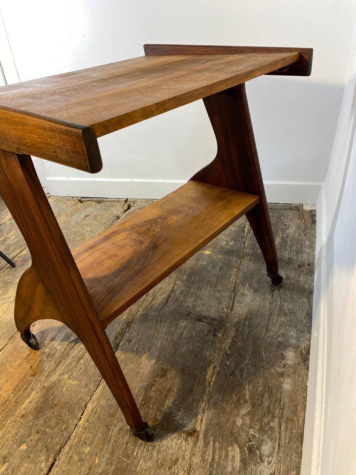 Table d'appoint sculpturale sur roulettes, bois massif, années 1950