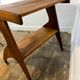 Table d'appoint sculpturale sur roulettes, bois massif, années 1950