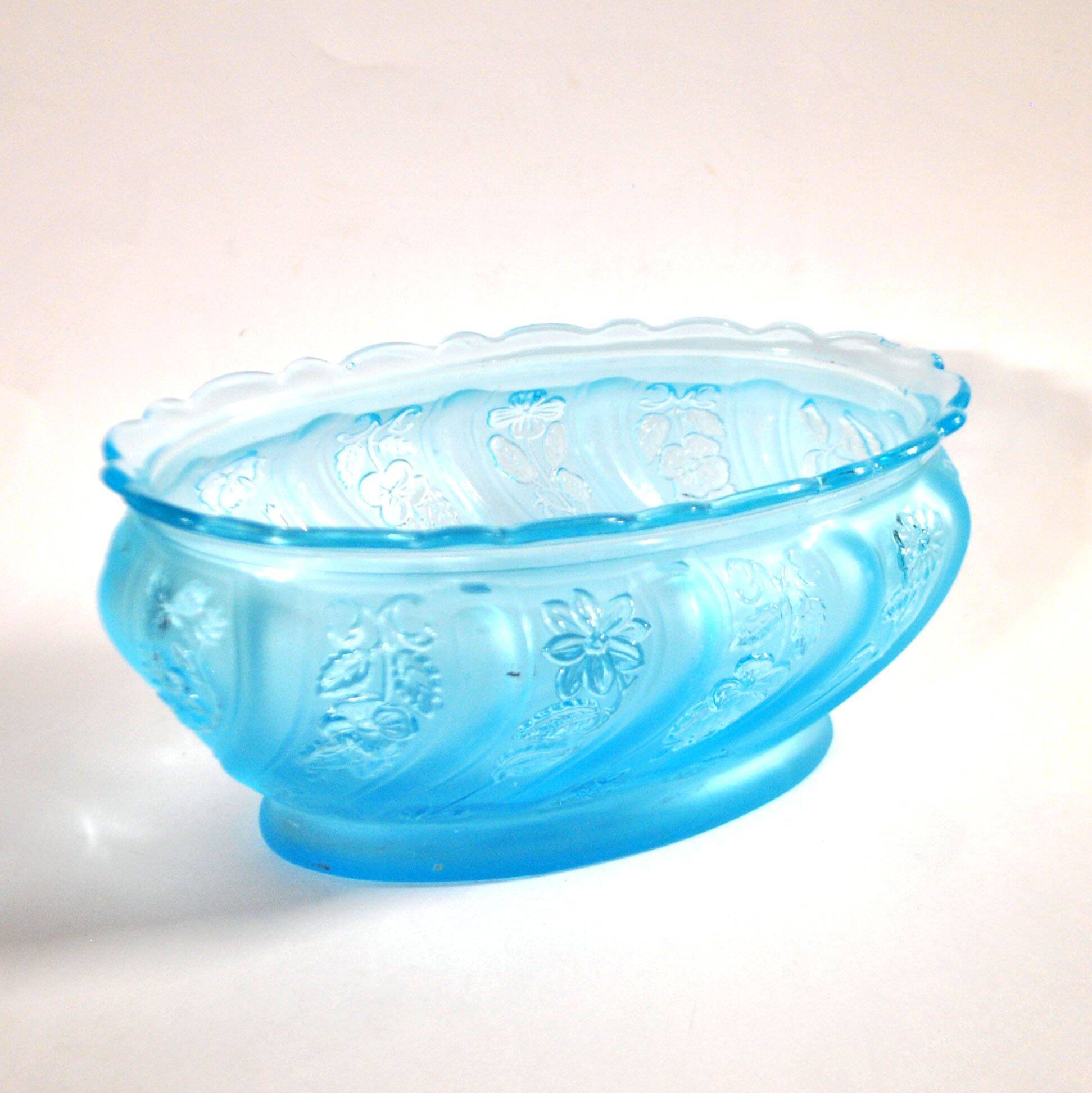 Old oval coupe basket in moulded blue glass, frosted acid, 1900.