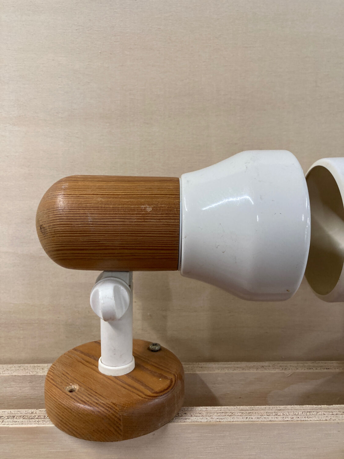 Pair of wall lights in pine and white metal 1980