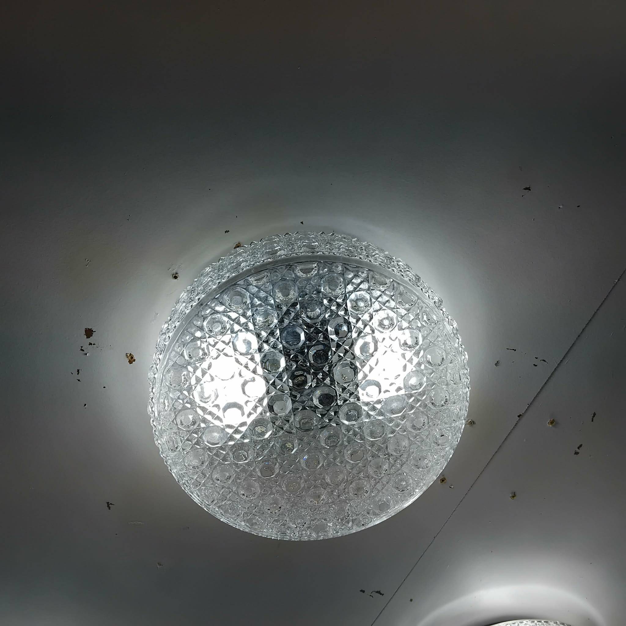 Suite de 3 plafonniers en verre moulé presssé année 50