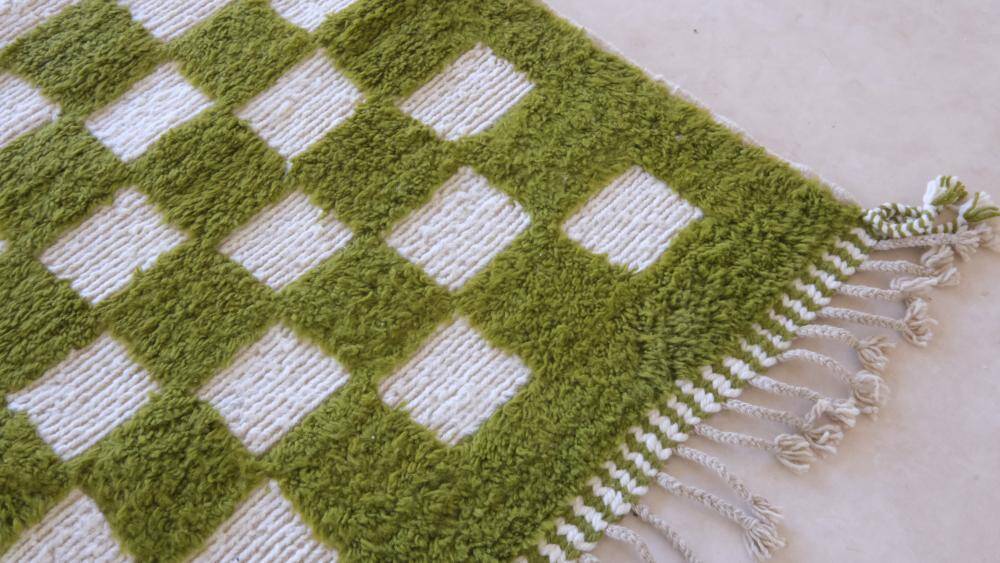 Green checkered rug - 288 x 184 cm