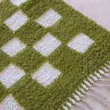 Green checkered rug - 288 x 184 cm
