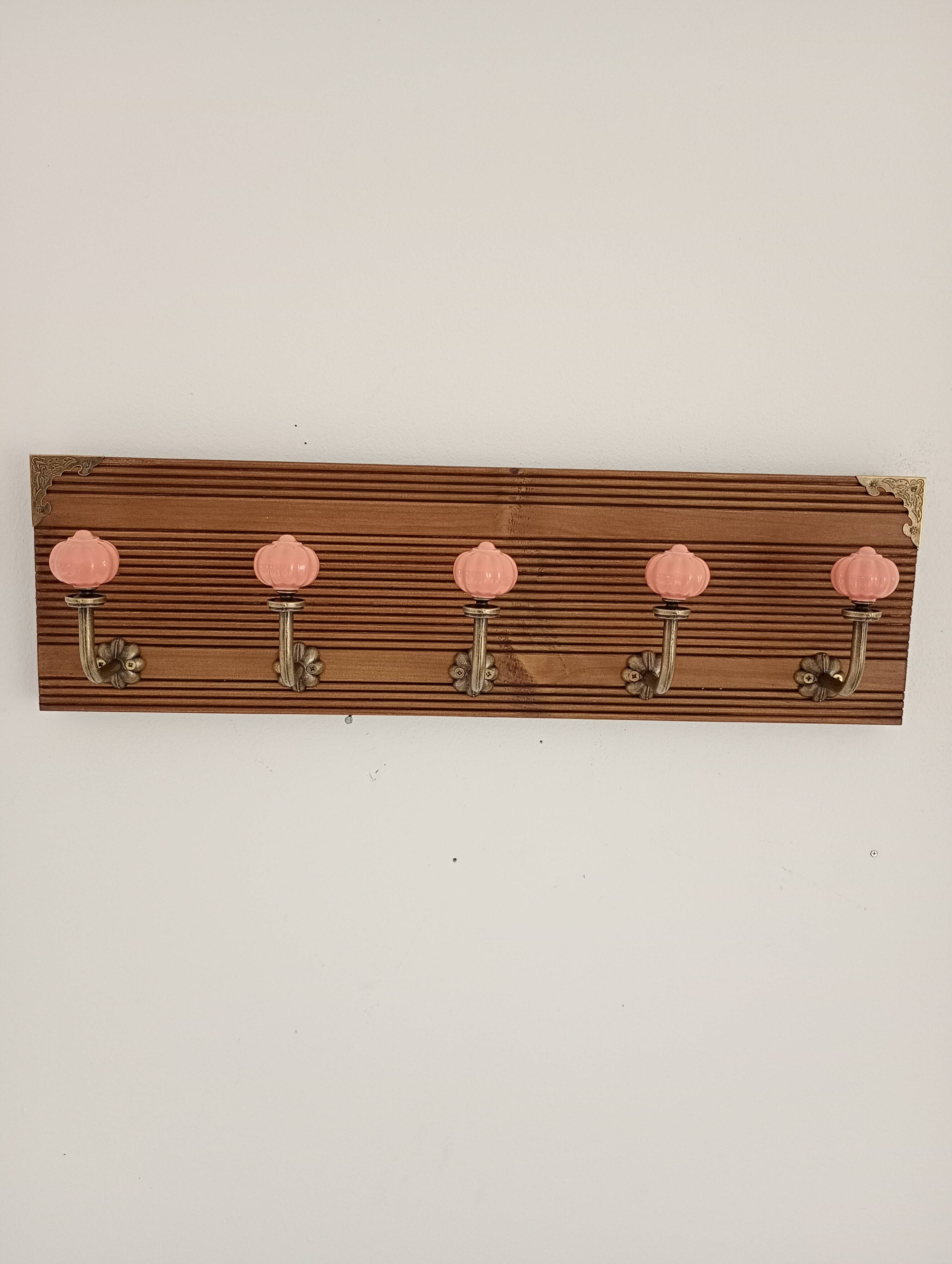 Wall-mounted coat rack with 5 hooks, powder pink ceramic and stained wood, 50 cm.