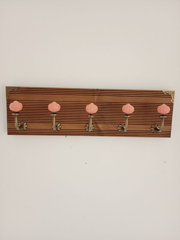 Porte-manteau mural 5 patères céramique rose poudré et bois teinté 50 cm
