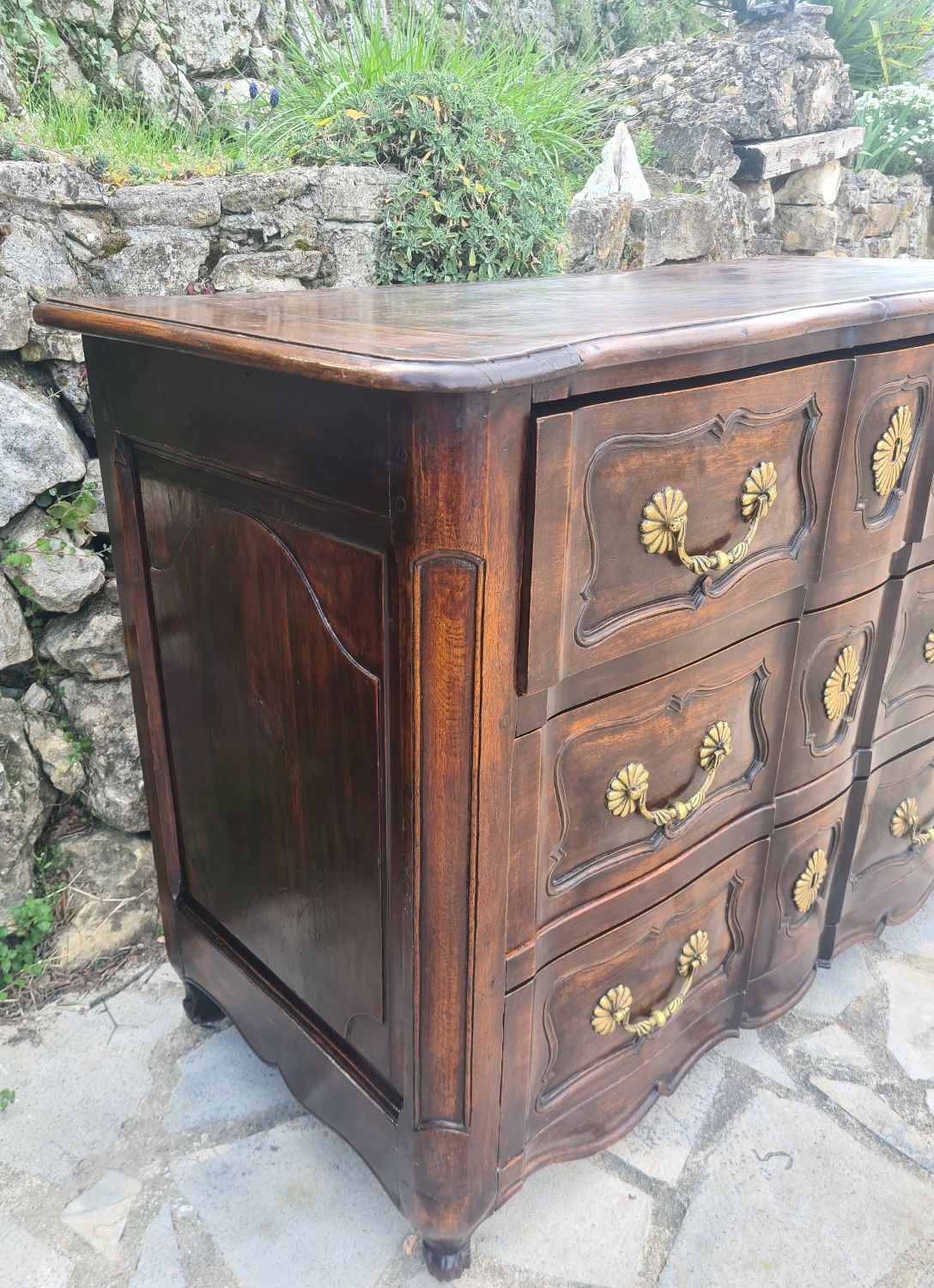 Crossbow chest of drawers in walnut, 18th century period