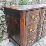 Commode arbalète en noyer époque 18ème siècle