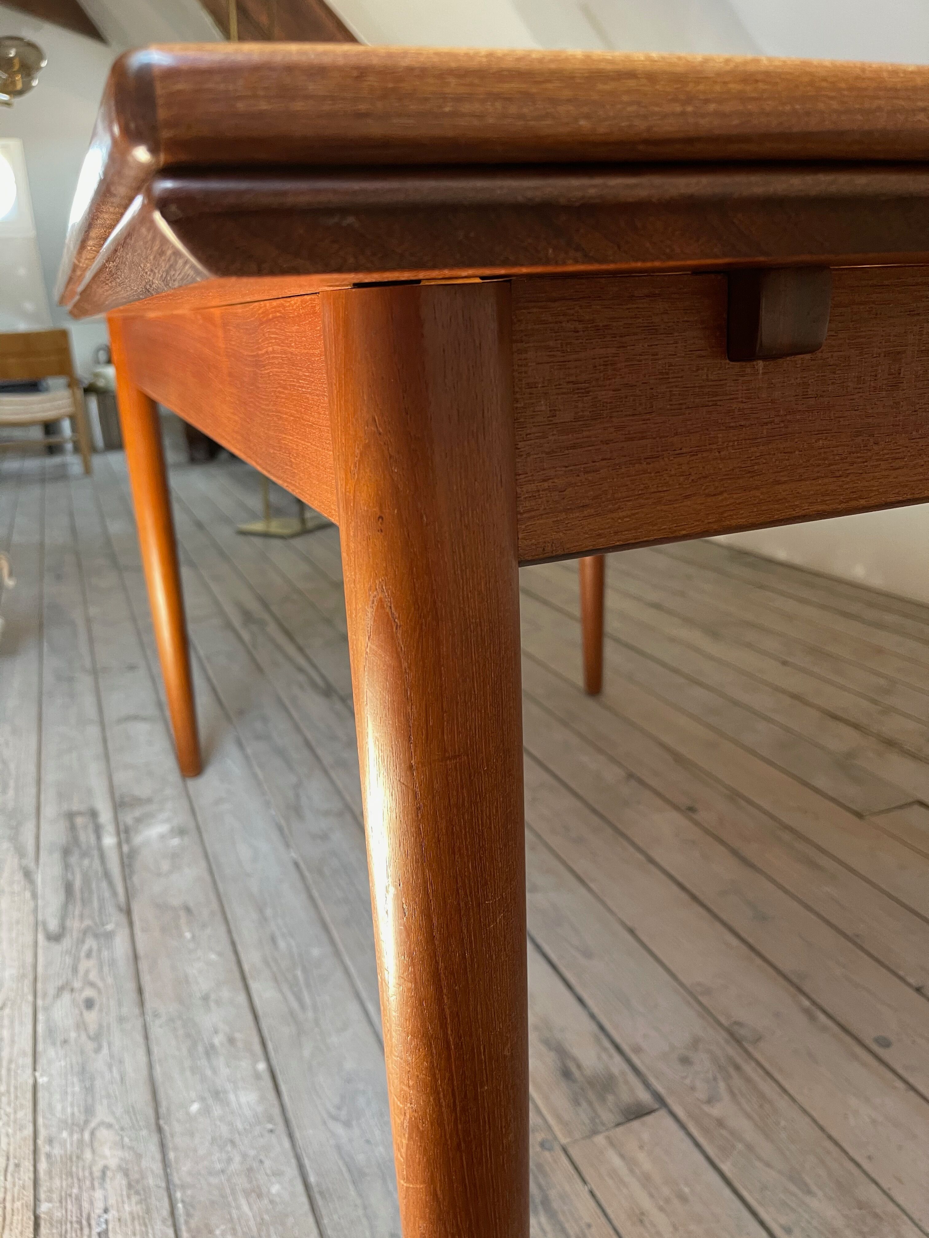 Scandinavian table in tack