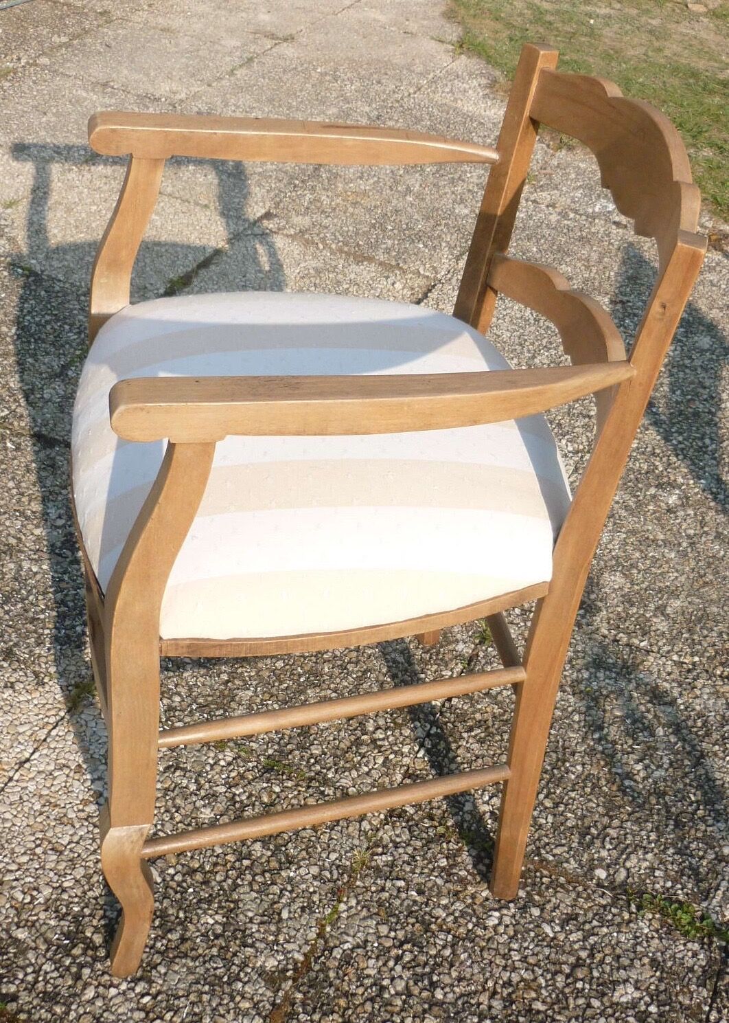 Low back armrest chair