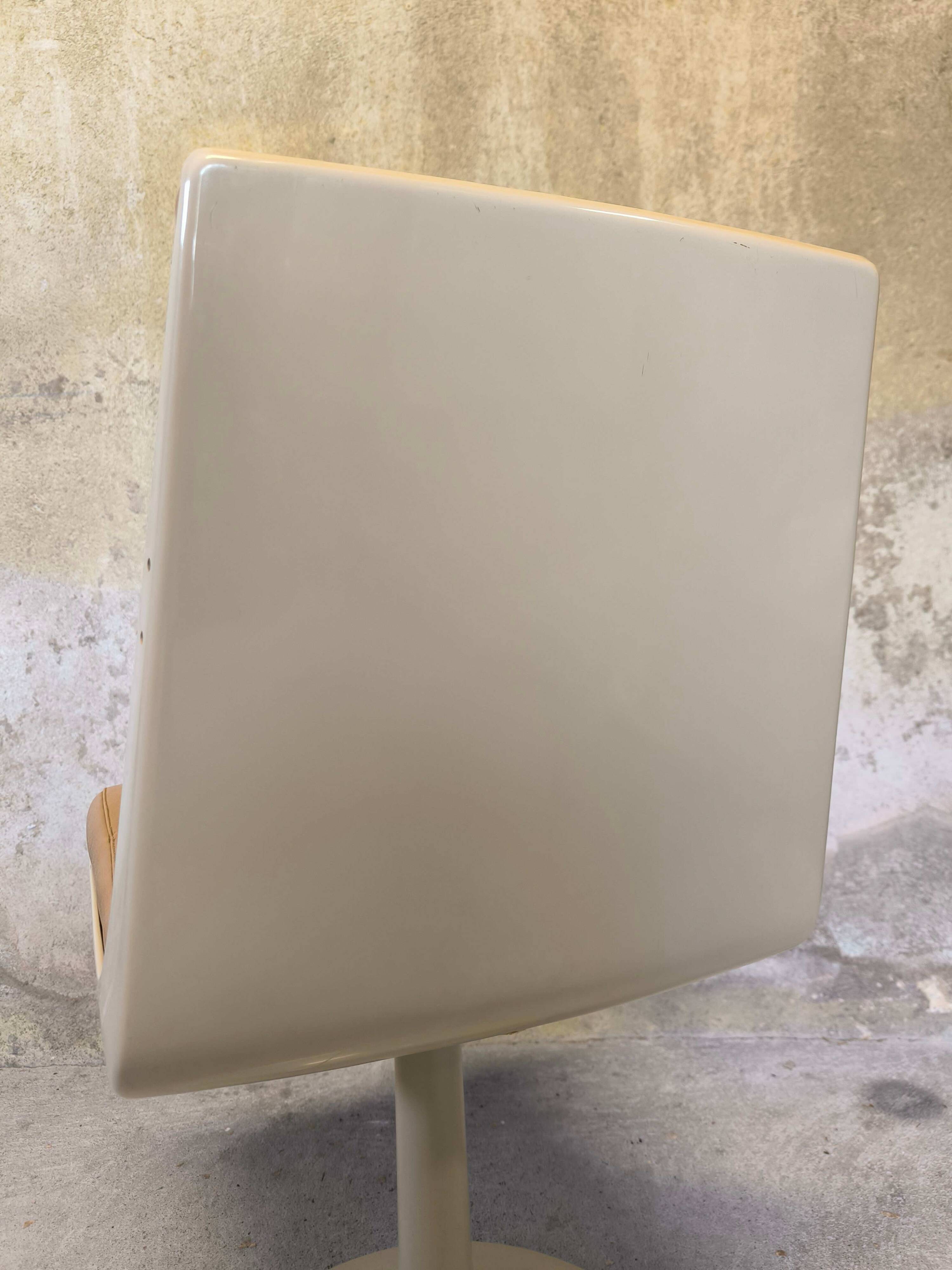 Vintage tulip leg chair.