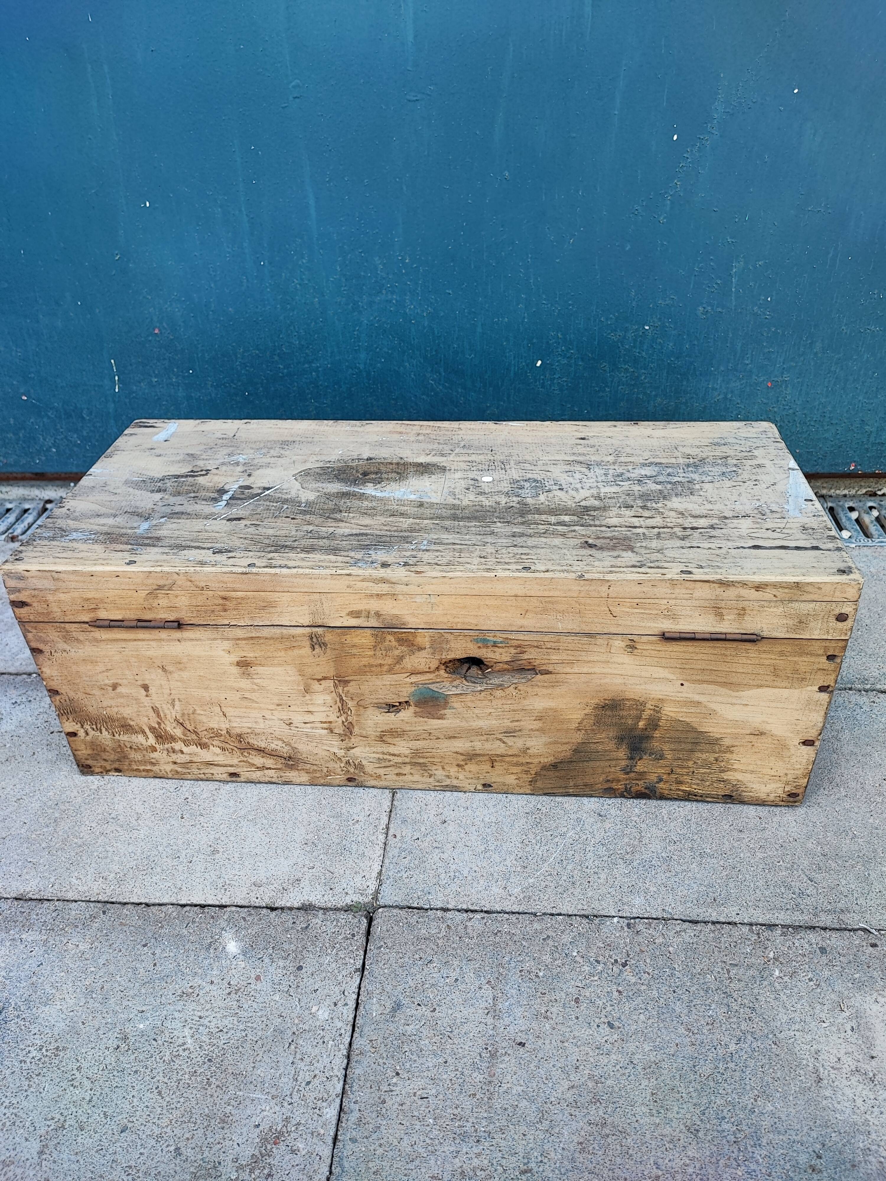 Trunk chest in raw wood