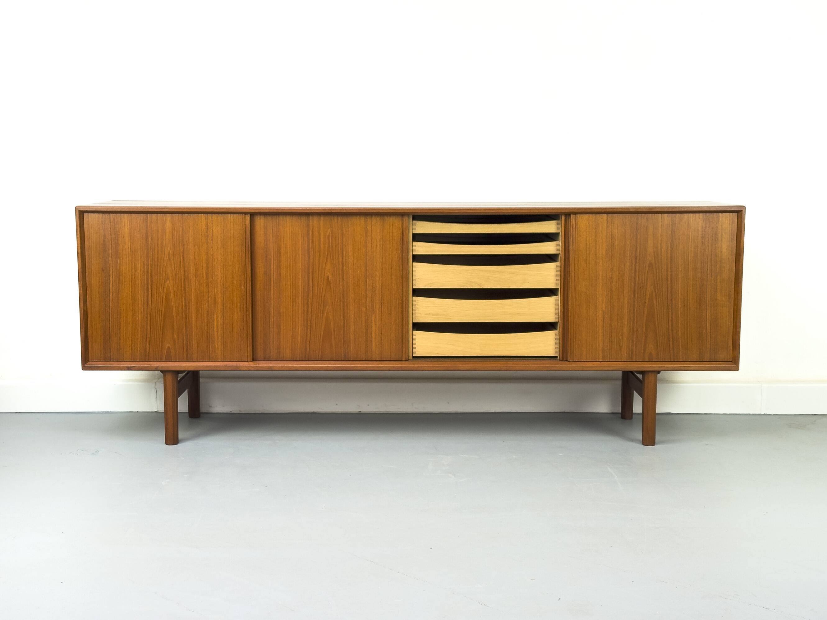 Buffet danois en teck par Henning Kjaernulf pour Bruno Hansen, années 1960