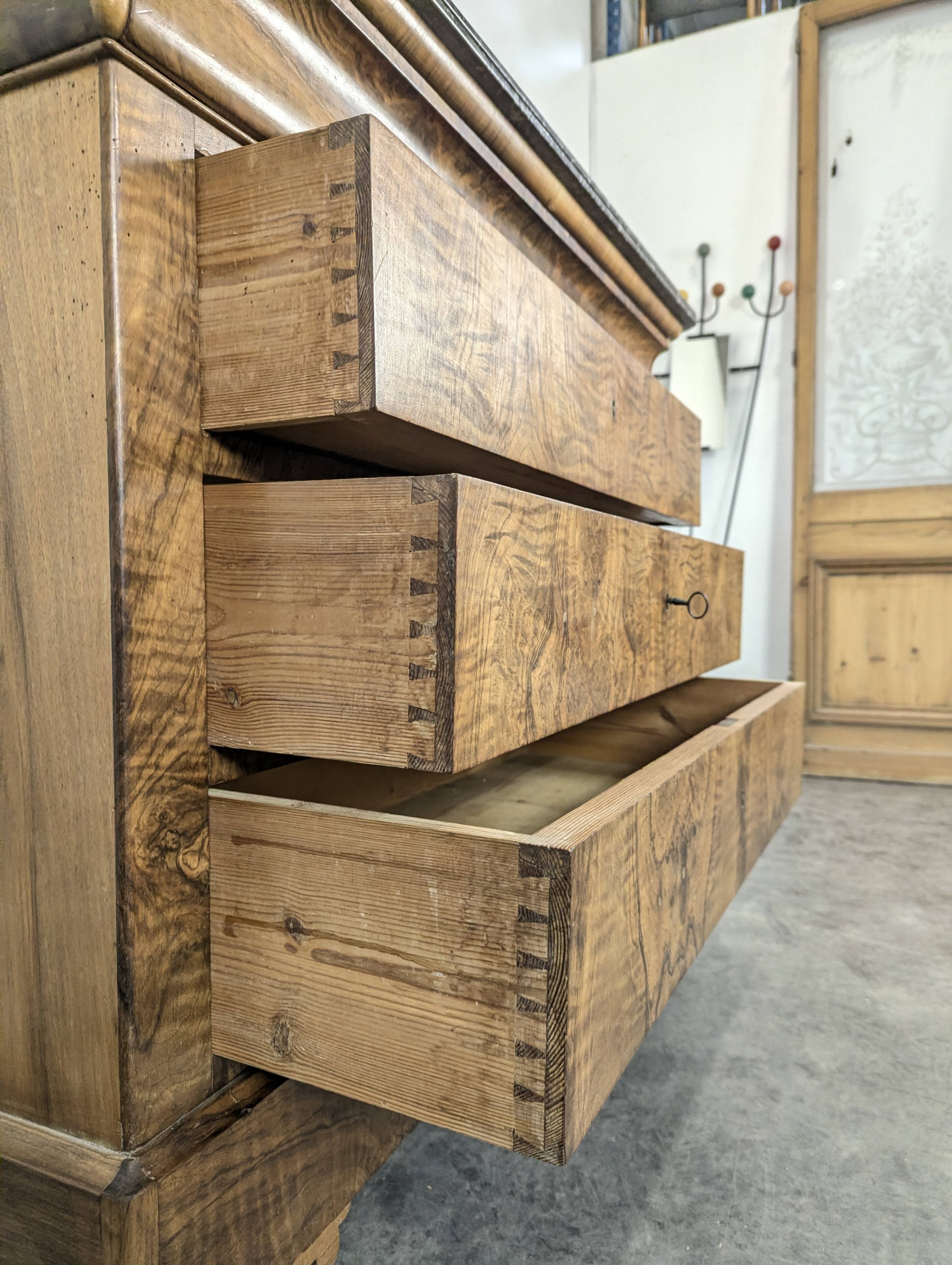 Commode Louis Philippe en acajou flammé
