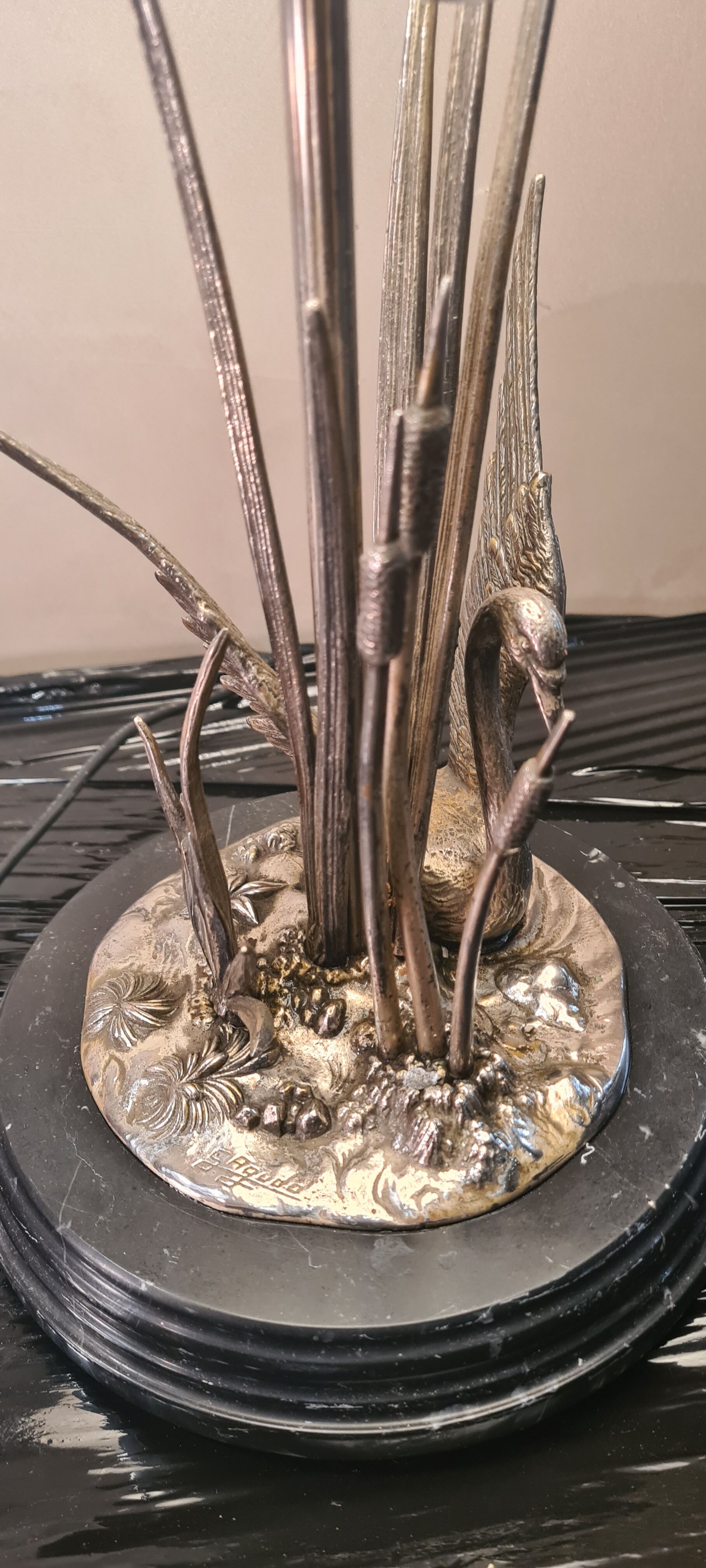 Desk lamp in marble and metal plated silver cigne decorated signed by agudo,