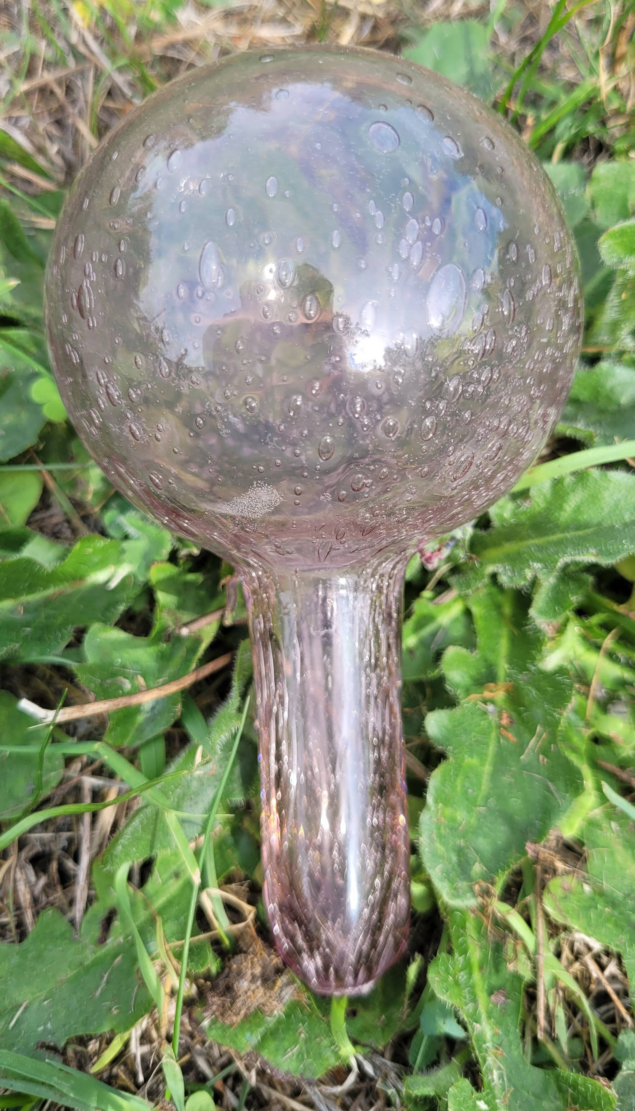 Bouteille en verre soufflé bullé, style verrerie Biot.