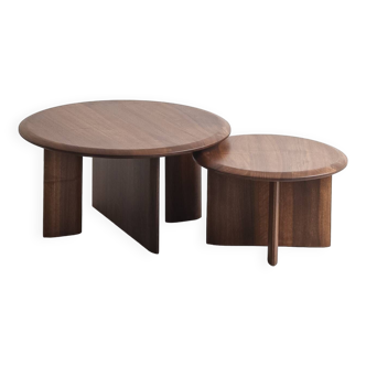 Duo de table basse en noyer massif avec un piètement au design contemporain