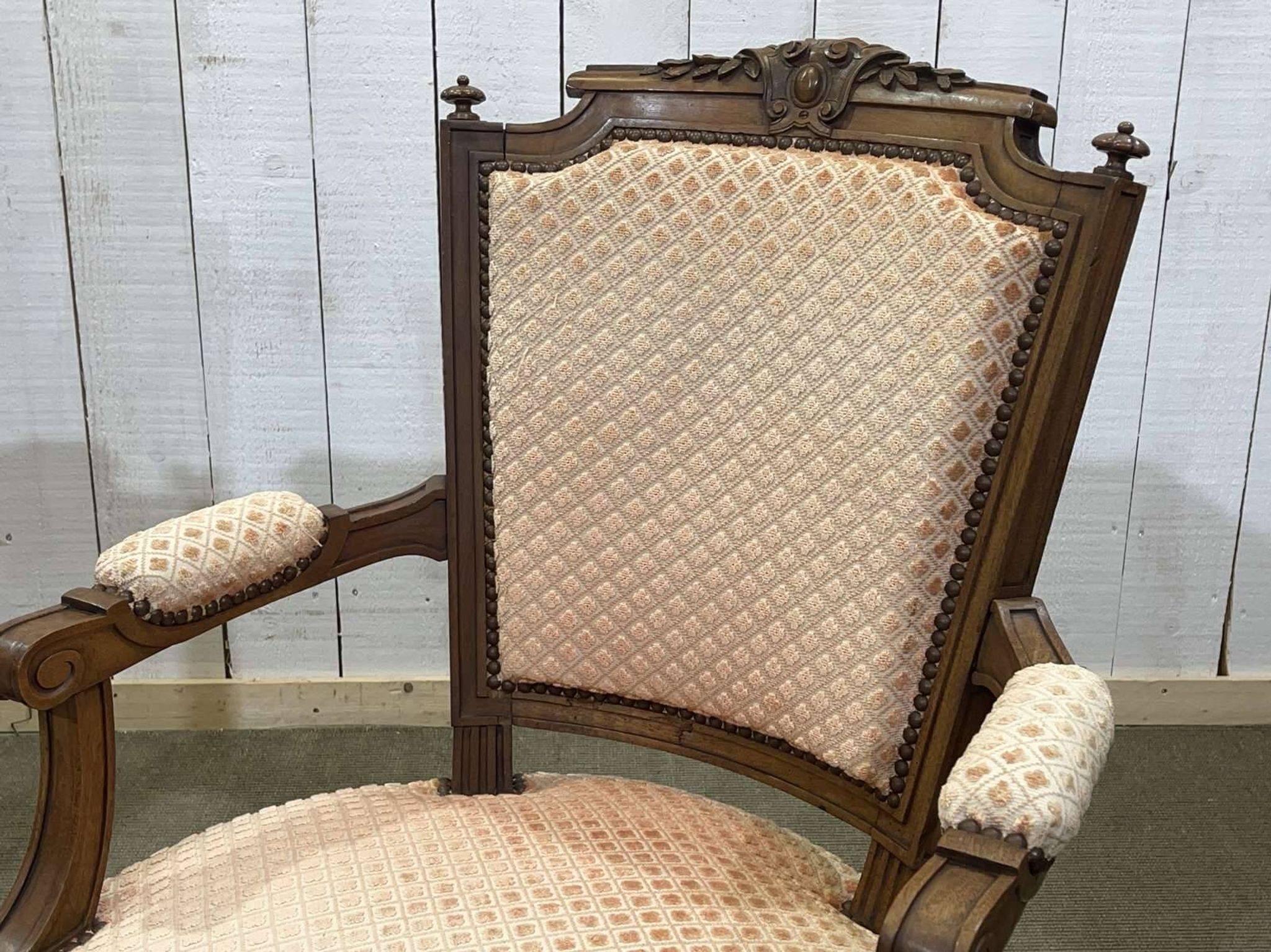 Paire de fauteuils Louis XVI début XXème en noyer