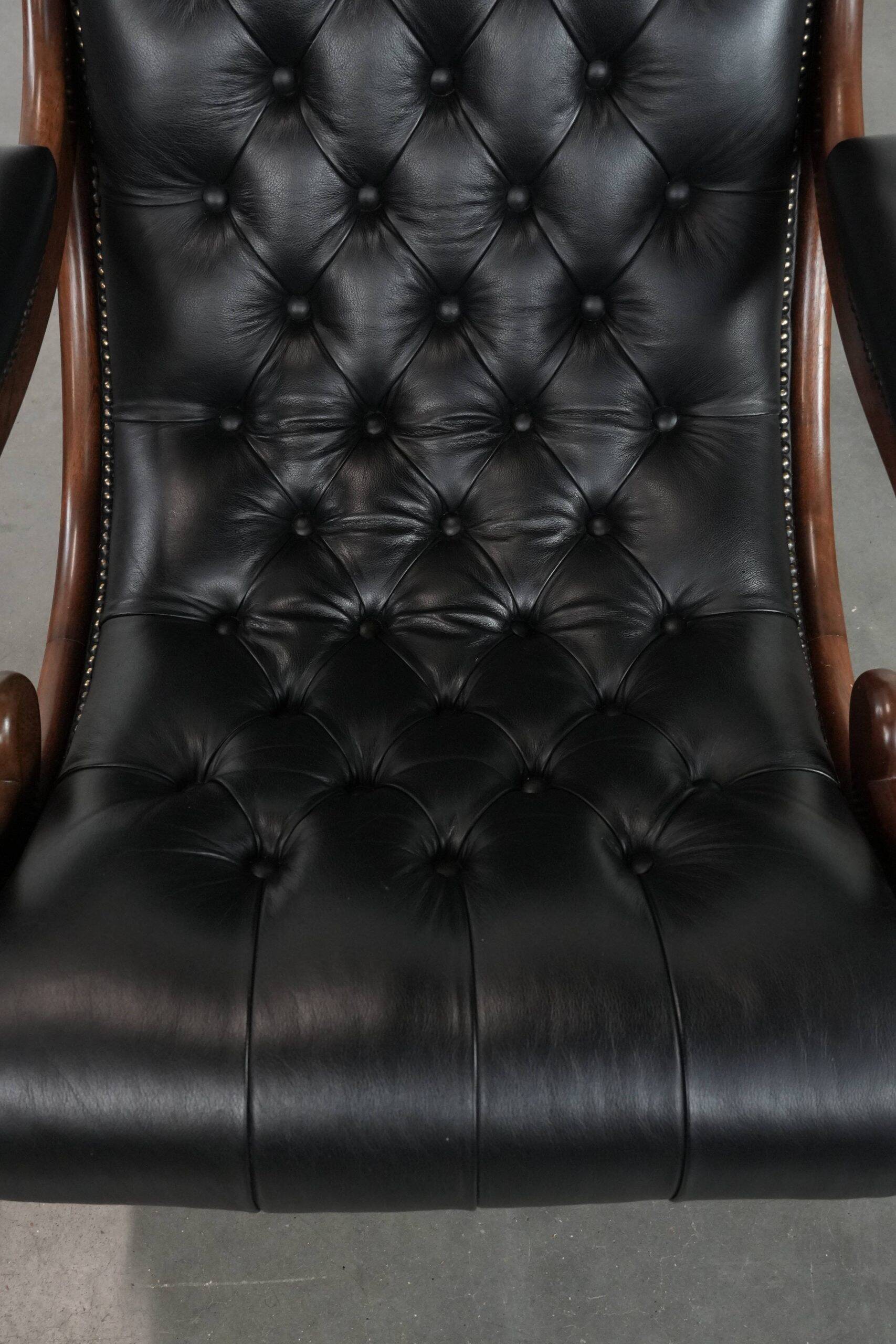 Fauteuil chesterfield en cuir de vachette noir classique et confortable