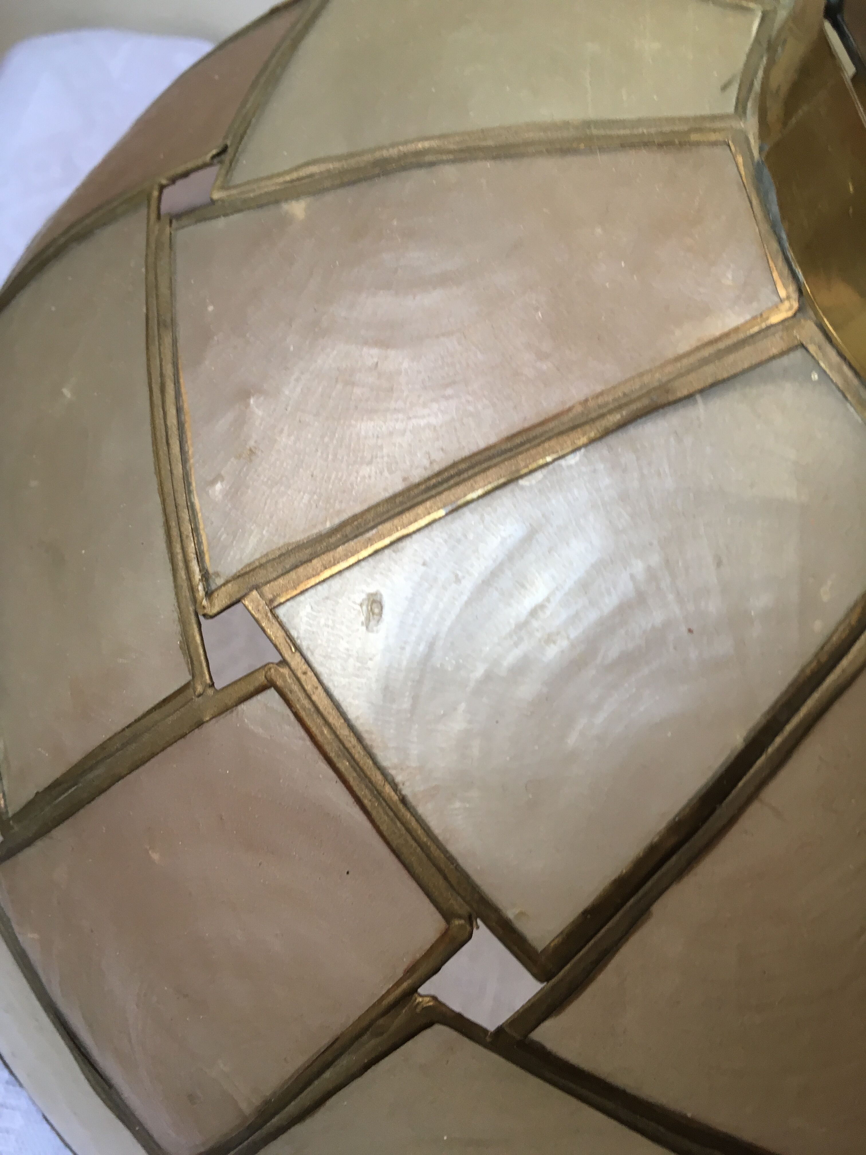 Mother-of-pearl and brass suspension with its collar