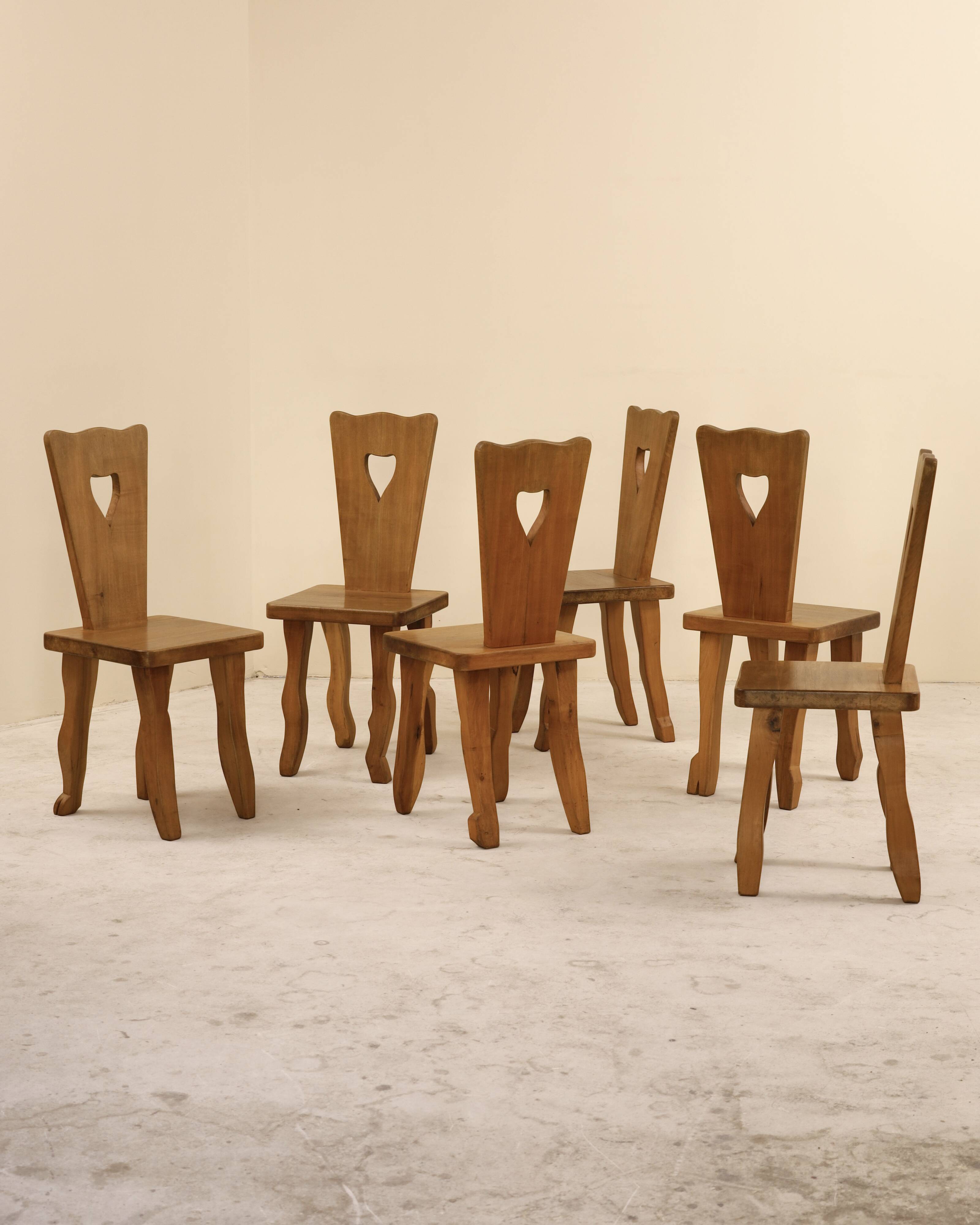 Ensemble de 6 chaises en noyer massif, France, 1970's