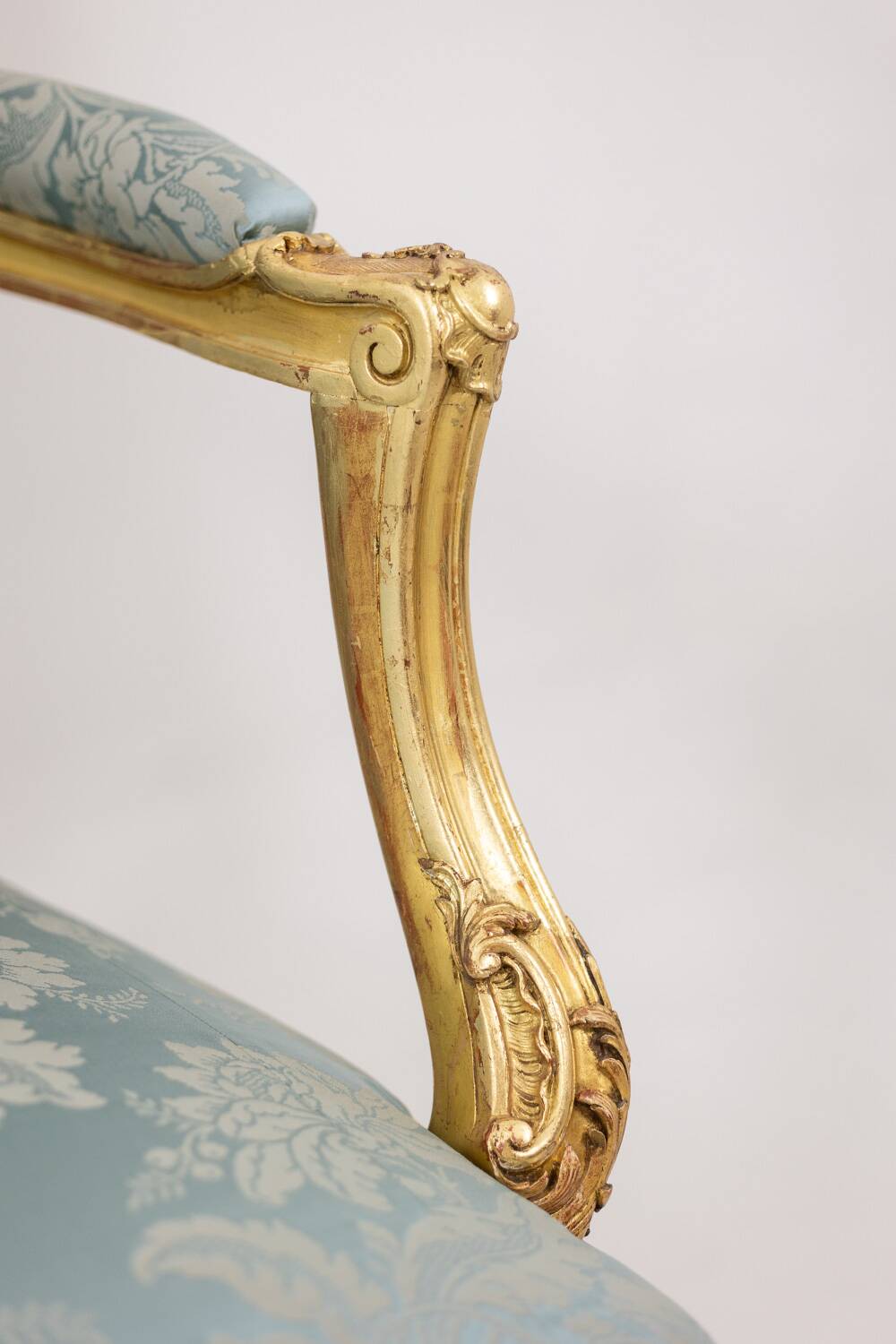 Salon de style Louis XV à chassis en bois doré. Circa 1880.