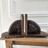 Paire de serre-livres bois sculpté