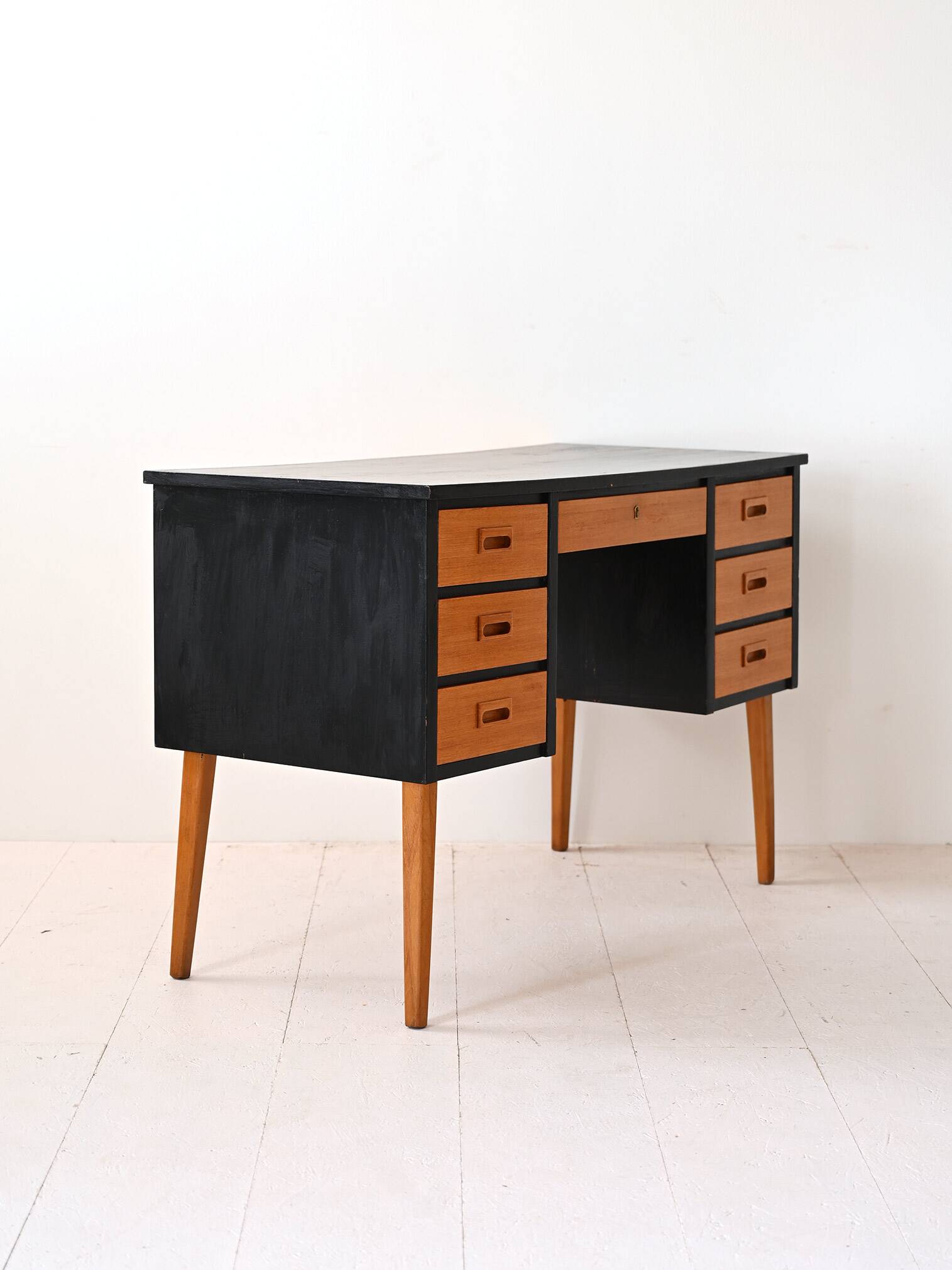 Bureau vintage avec détails noirs