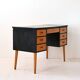 Bureau vintage avec détails noirs