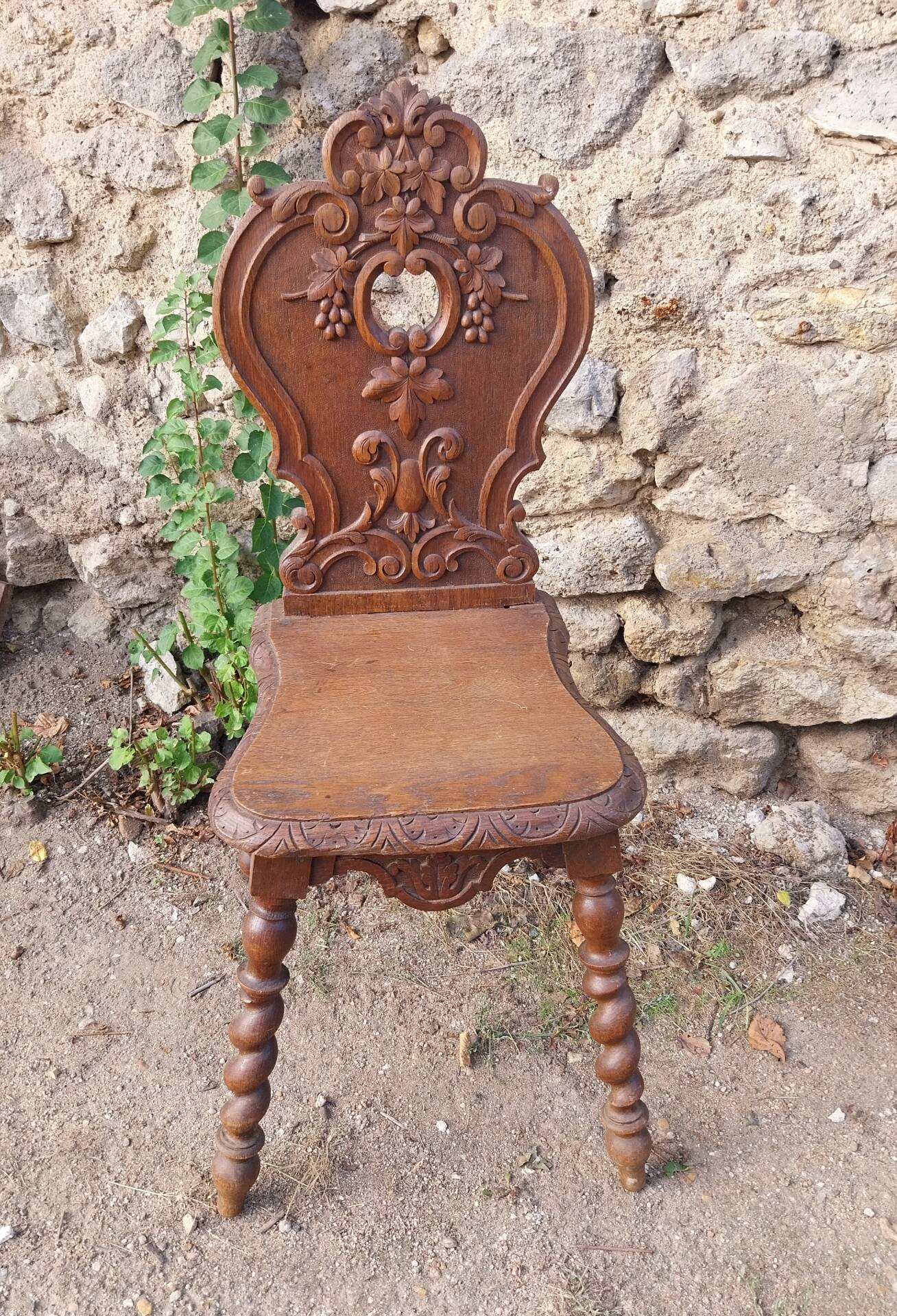 Chaise brutaliste régionale en bois 