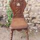 Chaise brutaliste régionale en bois 