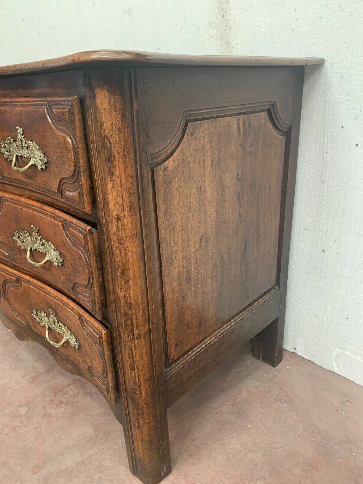 Commode Louis XIV en noyer massif XVIII siècle