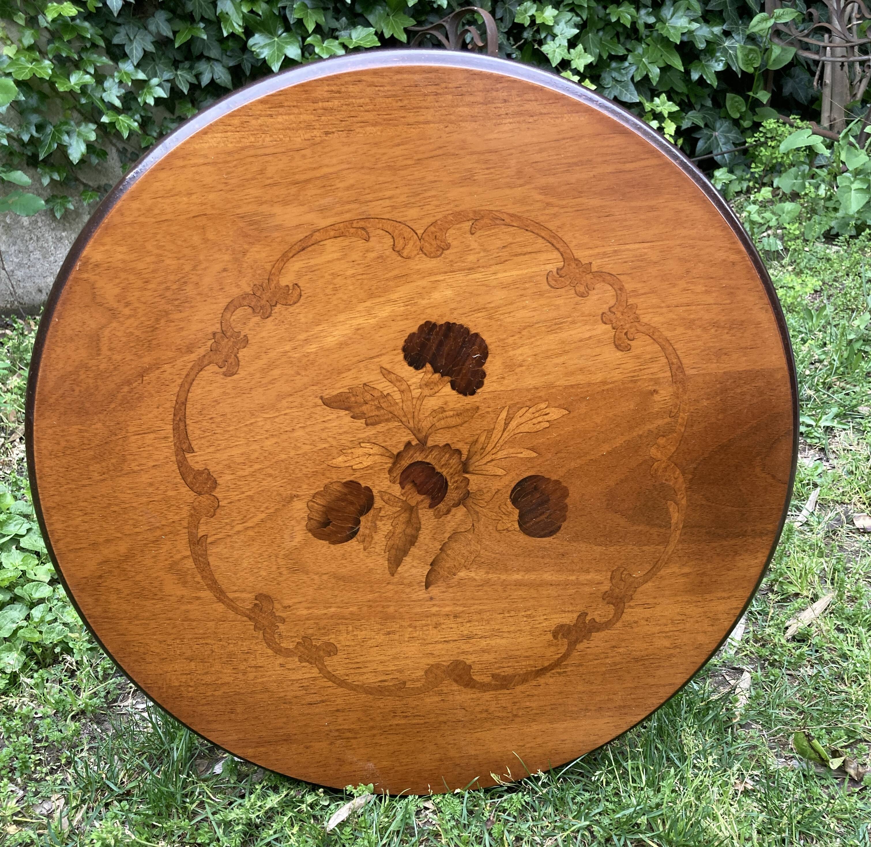 Pedestal table with inlaid top and flower decoration