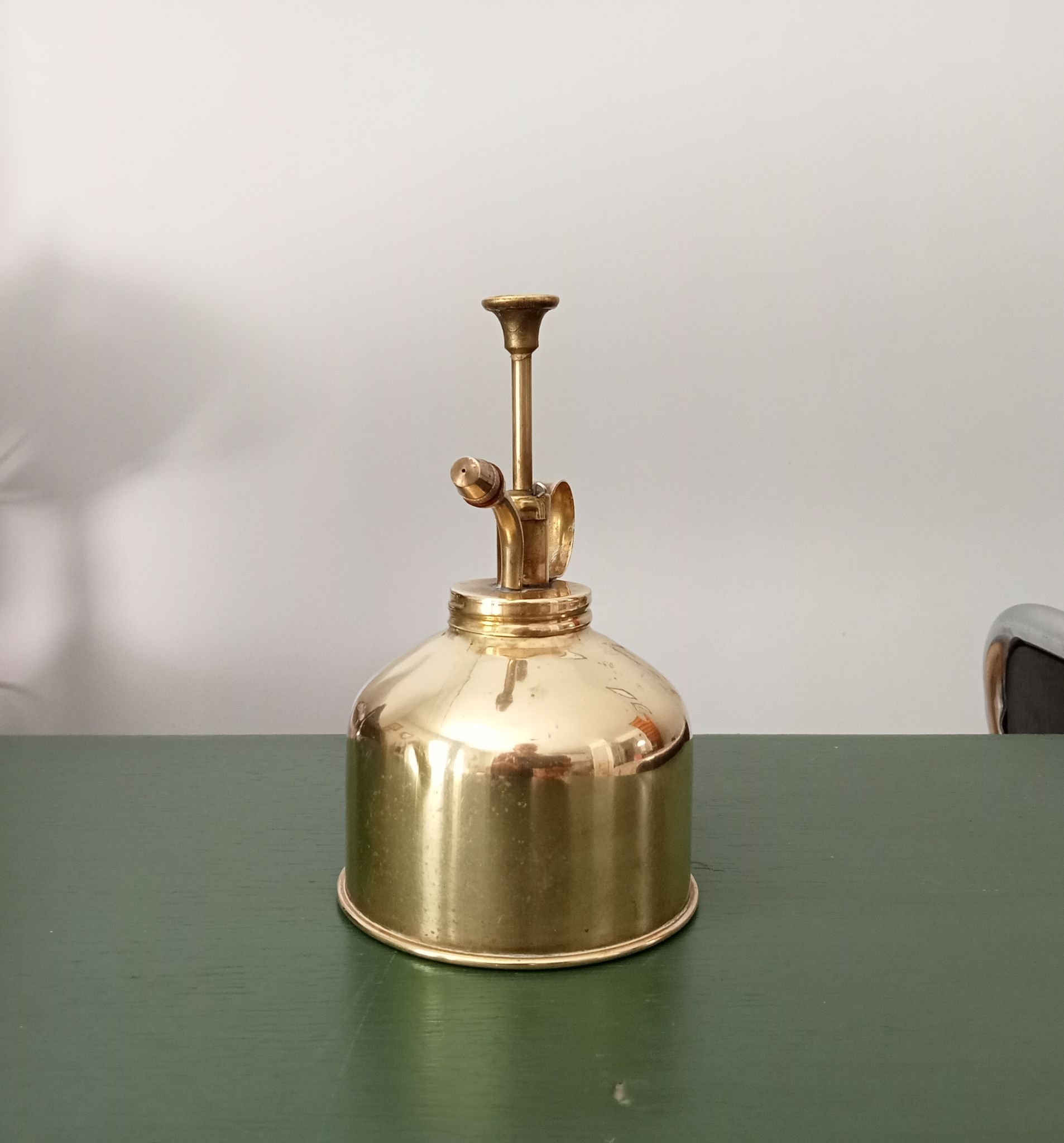 Vaporisateur vintage en laiton doré années 70
