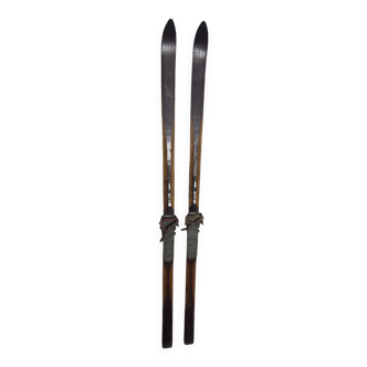 Paire de skis en bois des années 40