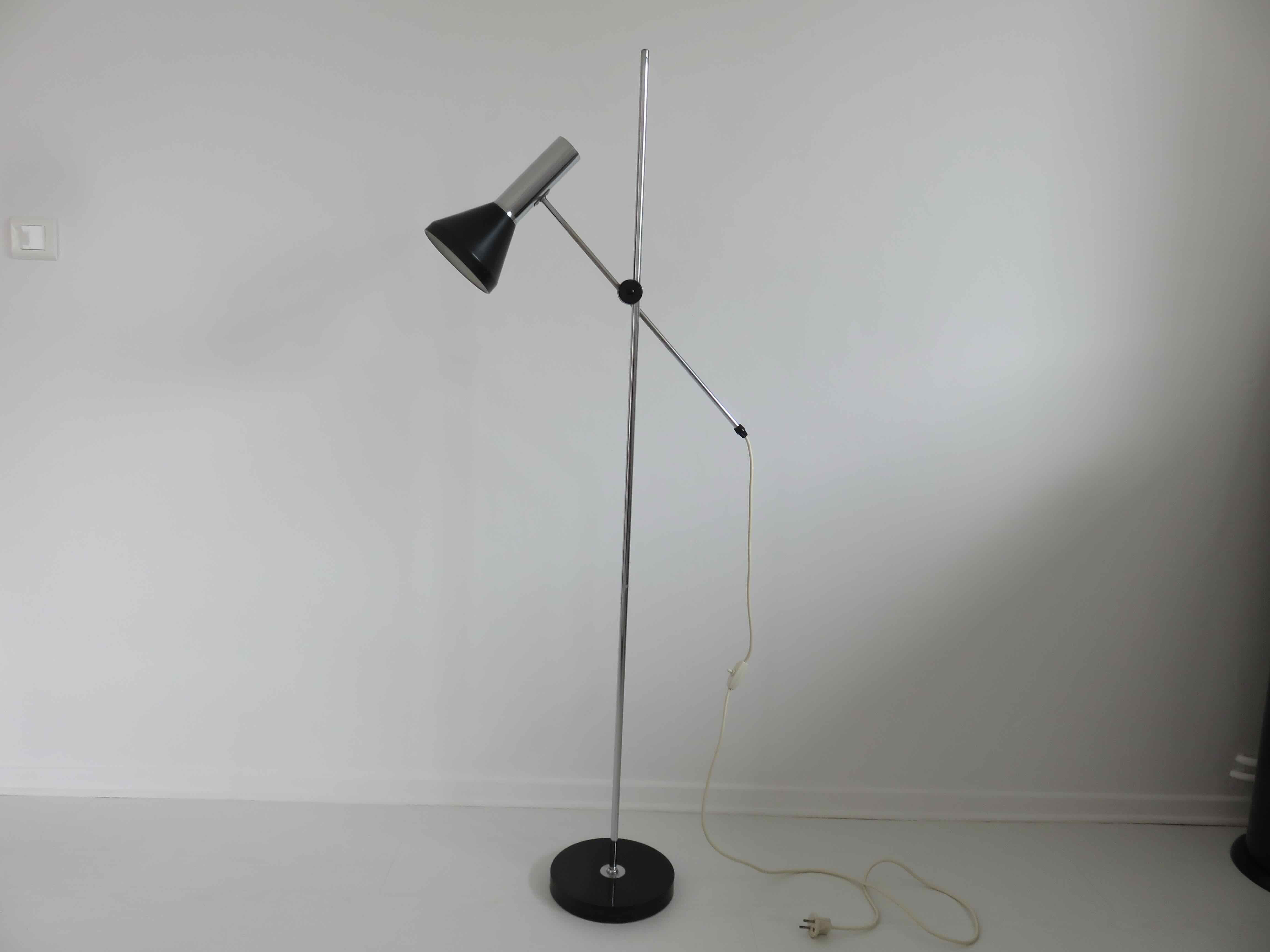 Balance floor lamp in chromed metal and black lacquered metal 60s