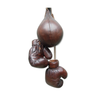 Leather boxing gloves and his ball speed