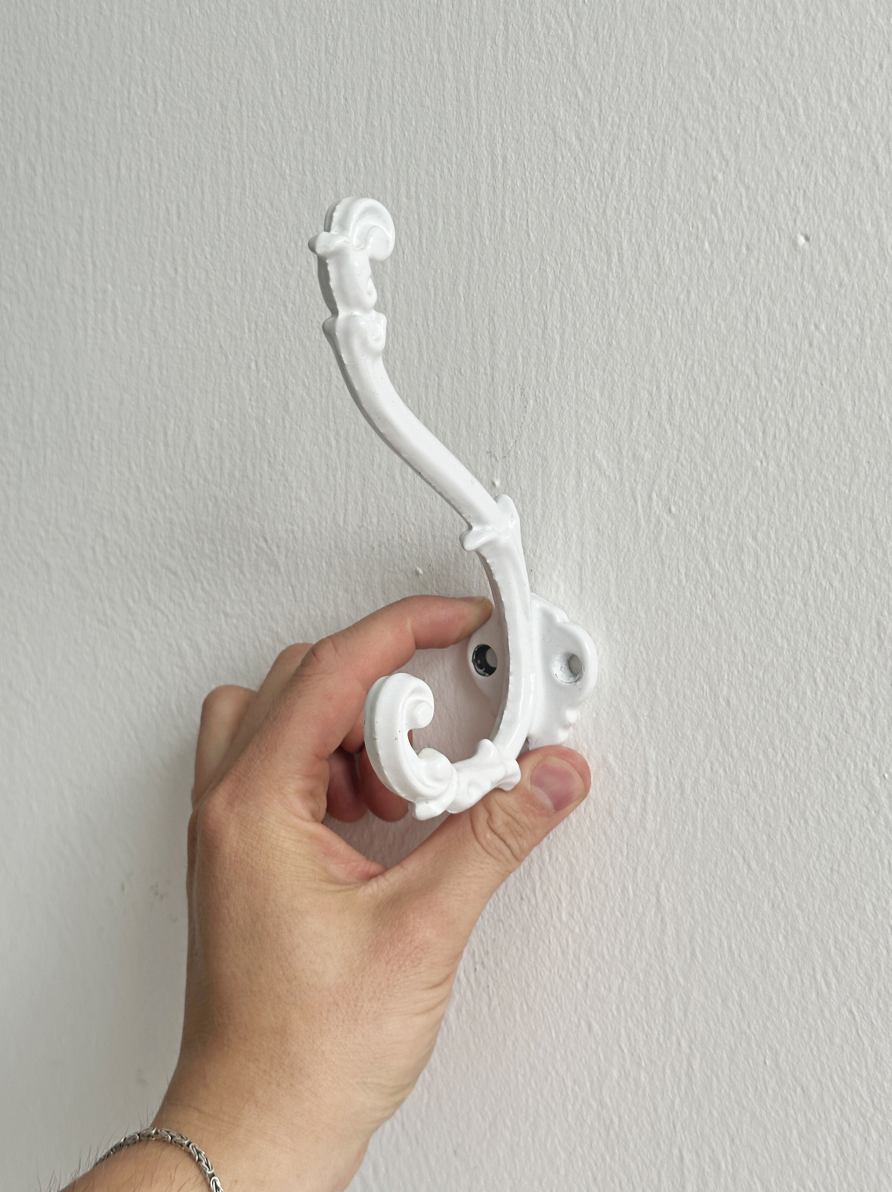 Bathroom décor, hooks, soap dish, white metal hangers.