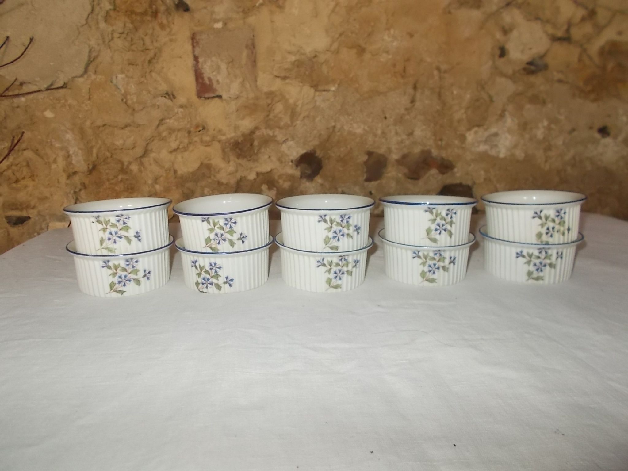 Set of 10 porcelain ramekins